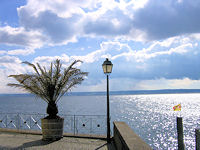 Bodensee Promenade Meersburg Frühling Blick von der Uferpromenade in Meersburg auf den Bodensee