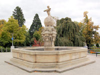 Blick auf den Zeppelin Brunnen im Botanischen Garten an der Promenade