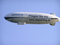 Das Zeppelin NT über Friedrichshafen