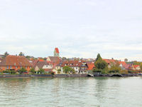 Blick auf Hagnau am Bodensee vom Schiffsanleger aus