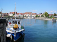 Blick durch die Hafeneinfahrt, über den Hafen, auf die Uferpromenade