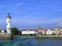 Die Hafeneinfahrt von Lindau mit Leuchtturm und Löwen