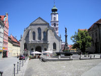Blick auf die evangelische Stiftskirche St. Stephanus und Brunnen am Marktplatz von Lindau