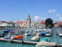 Blick über den Yachthafen von Lindau mit der Uferpromenade im Hintergrund