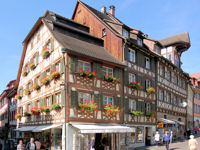 Blick auf Fachwerkhäuser in der Steigstraße, einer der beliebtsten Straßen bei Urlauben in Meersburg