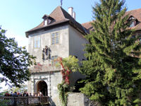 Blick auf den Haupteinlass mit Brücke der Burg Meersburg