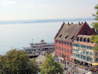 Blick von der Burg Meersburg auf einen der Schiffsanleger, das Grethaus und den Bodensee