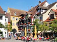 Der Schlossplatz in Meersburg lädt zum Verweilen ein