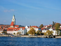 Blick vom Wasser auf einen Teil der Promenade von Überlingen