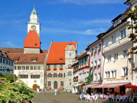 Blick über den Marktplatz auf das Rathaus in Überlingen