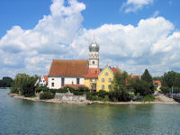 Blick vom Bodensee aus auf die Pfarrkirche St. Georg